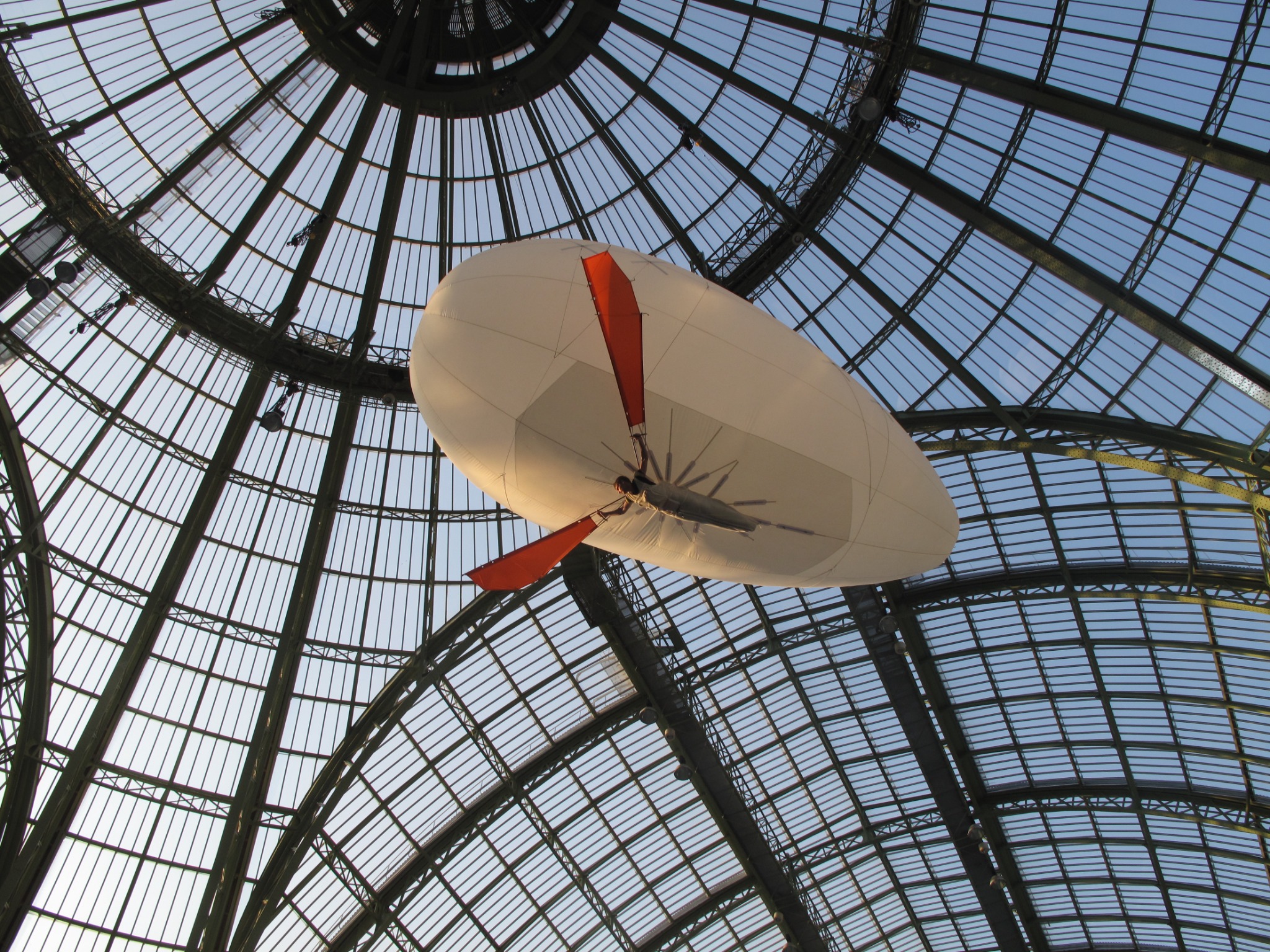 Indoor helium flying experience met Aéroplume