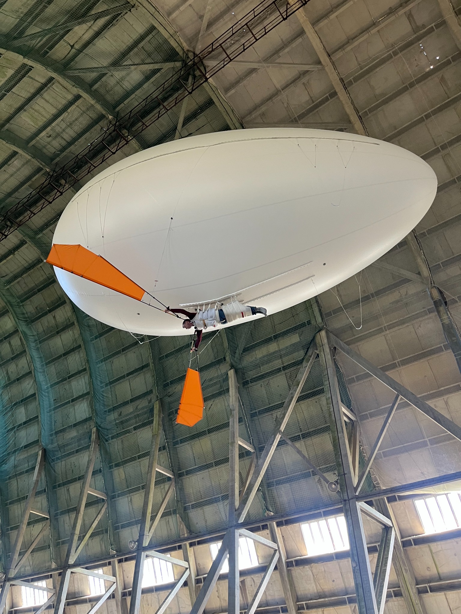 Indoor helium flying experience met Aéroplume