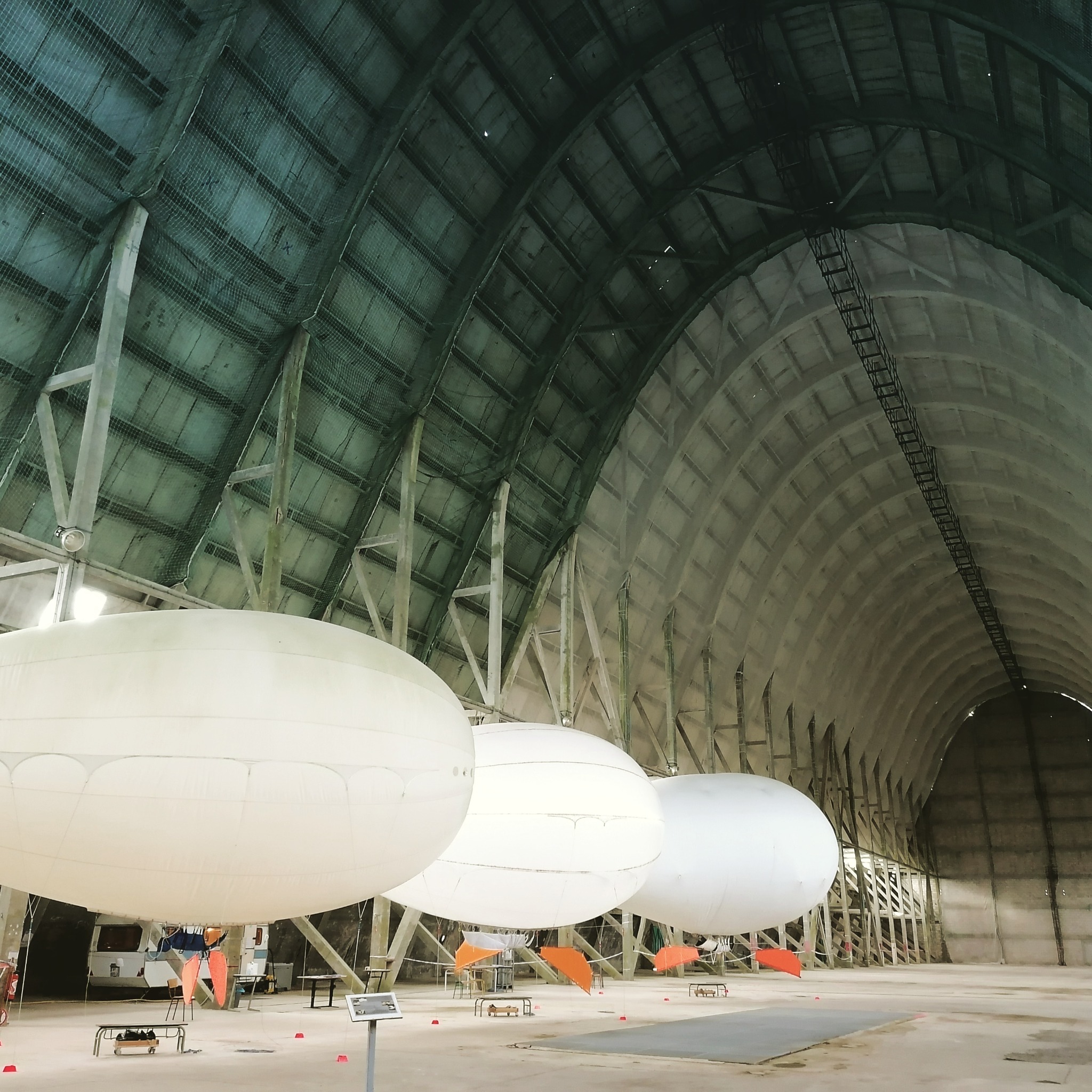 Indoor helium flying experience met Aéroplume