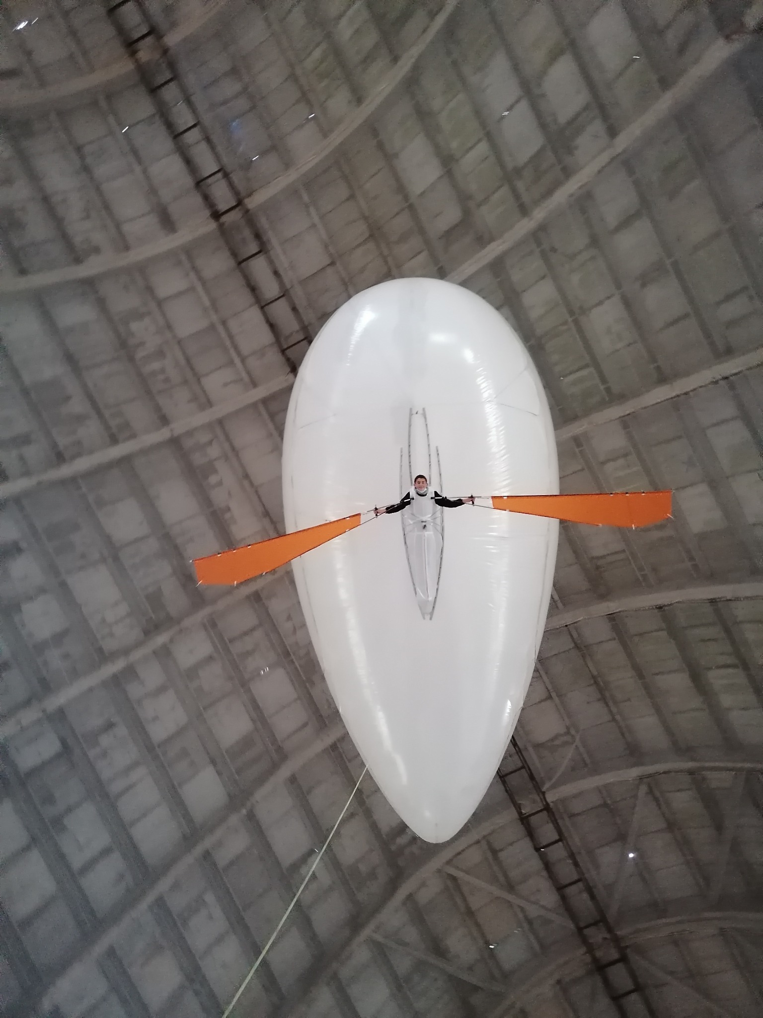 Indoor helium flying experience met Aéroplume