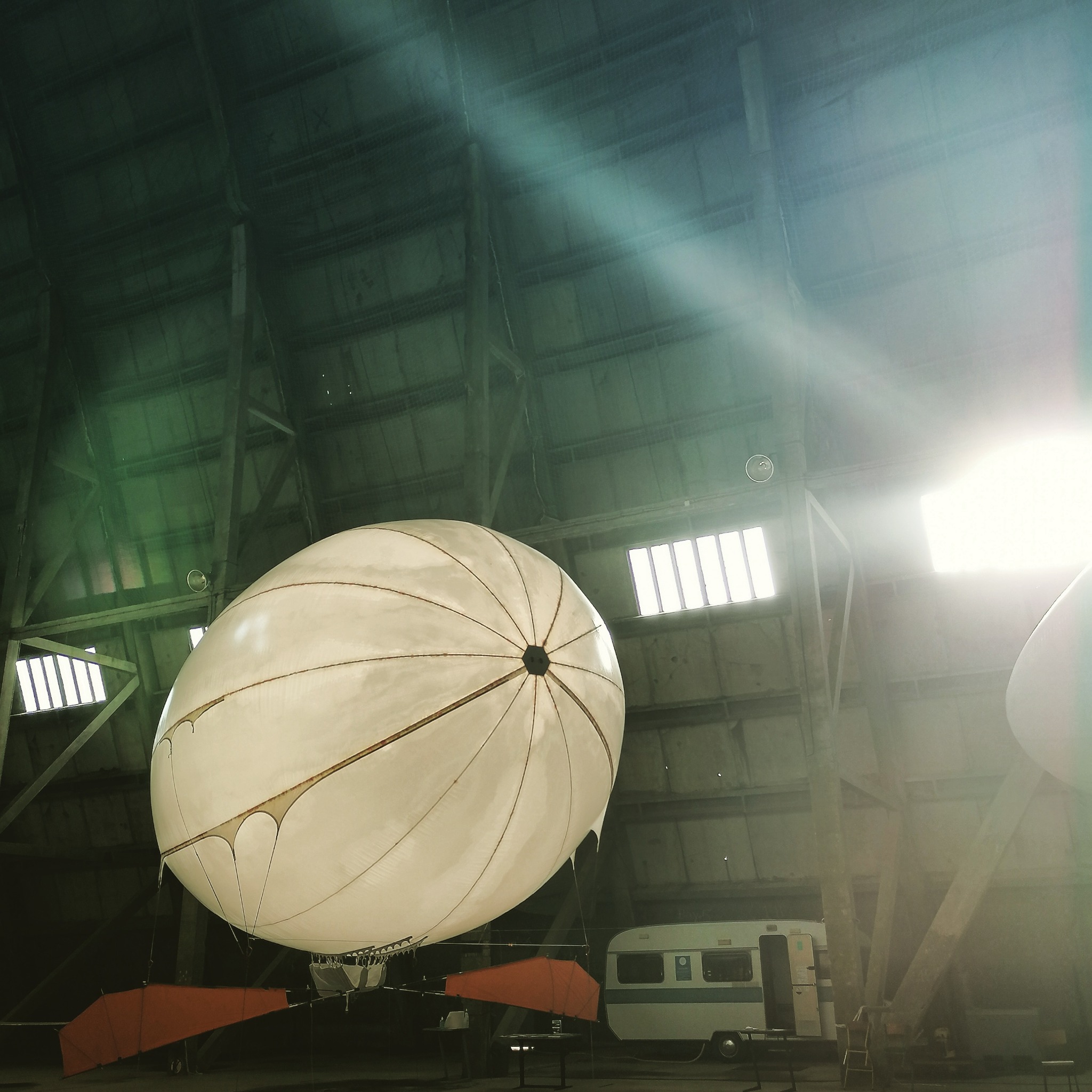 Indoor helium flying experience met Aéroplume