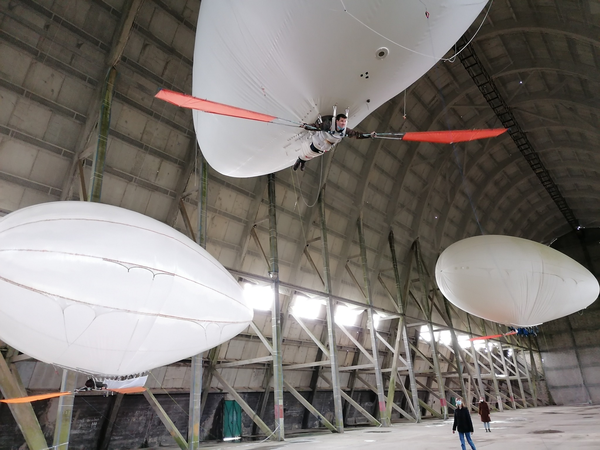 Indoor helium flying experience met Aéroplume